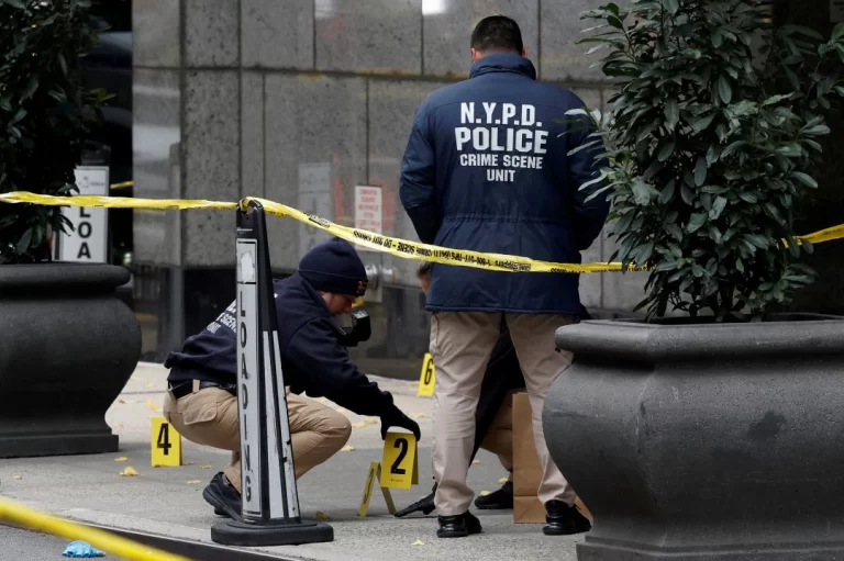 Midtown Manhattan Shooting Leaves Six Dead, Including NYPD Officer