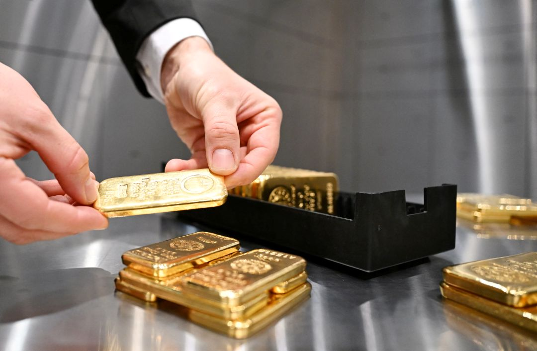Gold’s historic surge past $4,000 an ounce signals a shift in global finance as central banks, investors, and nations turn back to bullion amid rising uncertainty. #Gold #Finance #Investing #Markets